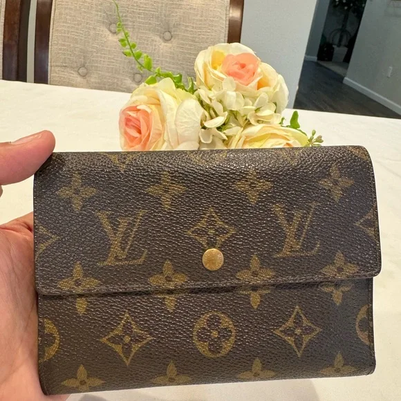 🎉🎉SOLD🎉🎉 Authentic Louis Vuitton snap wallet with card case - Picture 2 of 12